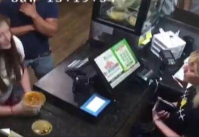 Vídeo: cliente irritada joga sopa quente em funcionária de restaurante