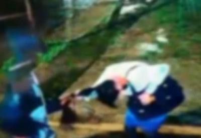 Ladrão puxa cabelo e arrasta mulher durante assalto no RJ