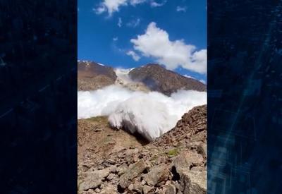 Vídeo: Turista filma avalanche até momento em que é atingido pela neve