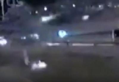 Vídeo: homem escapa por pouco de objeto em chamas após explosão em Rio Claro