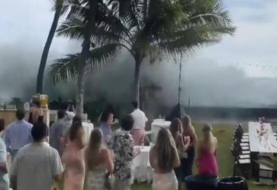 Onda gigante invade casamento no Havaí e surpreende convidados