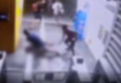 Passageiro é esfaqueado por assaltantes em estação do BRT, no Rio