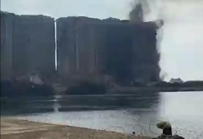 Parte dos silos do porto de Beirute desabam após incêndio