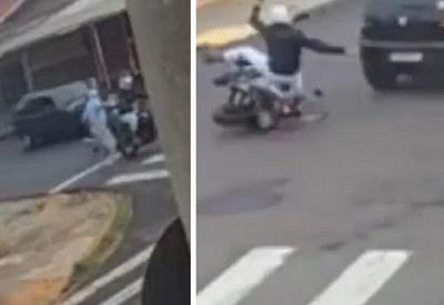 Flagrante: motociclista quase atinge idoso e é atropelado em seguida