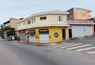 Um homem morre e outro fica ferido após serem baleados em bar de Osasco (SP)