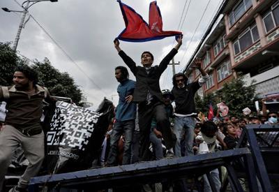 Manifestação contra proibição de redes sociais deixa 19 mortos no Nepal