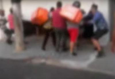 Vídeo: casa de suposto golpista é depredada por entregadores