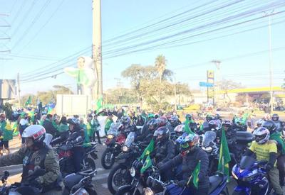Apoiadores se reúnem antes de motociata com Bolsonaro no RS; veja vídeo