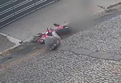 Homem pratica importunação sexual contra mulher e cai da moto