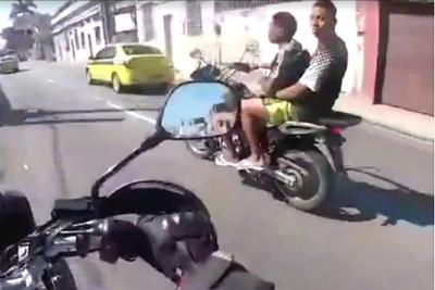 Motociclista grava momento em que é assaltado e baleado