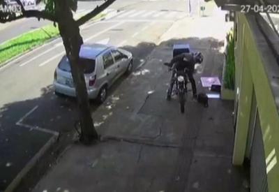 Motoboy rouba pertences de morador de rua em Curitiba