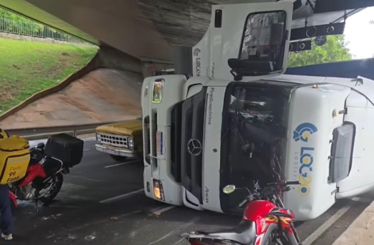 Motoqueiro é resgatado após ser esmagado por carreta em via de São Paulo