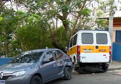 Motorista bate van escolar e deixa crianças feridas no RJ