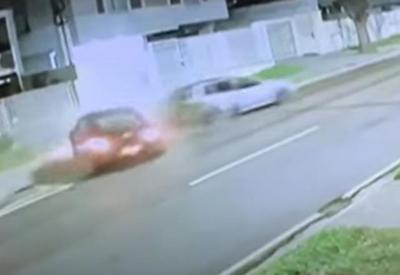 Vídeo: motorista bêbado em alta velocidade bate em carro estacionado