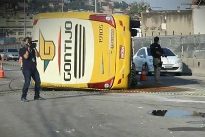 Motorista de ônibus que sofreu acidente no RJ teria dormido ao volante