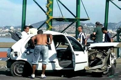 Motorista é arremessado da ponte Rio-Niterói em acidente