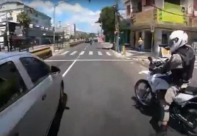 Vídeo: polícia dá voz de prisão e motorista sai em fuga