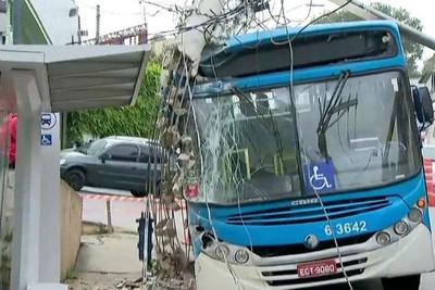 Motorista perde o controle e ônibus bate em poste na Zona Sul de SP