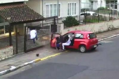 Motorista reage a assalto e invade portão de casa 