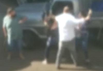 Motoristas armados com facão brigam após acidente de trânsito