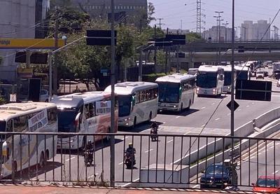 Donos de ônibus de fretado por aplicativo protestam em SP