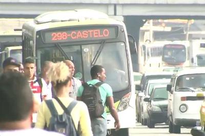 Motoristas e cobradores de ônibus realizam greve no Rio