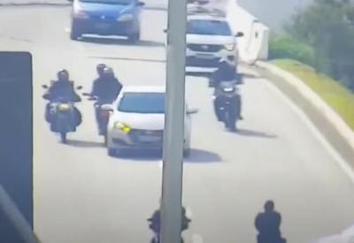 Flagra: casal em moto roubada tenta fugir, bate veículo e é preso