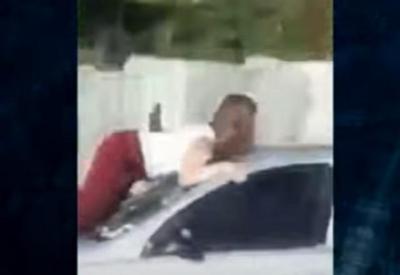 Vídeo: homem dirige mais de 1km com ex-mulher pendurada no capô do carro