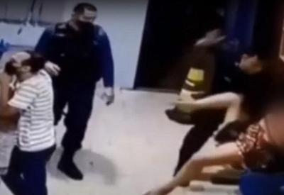 Policial descontrolado agride brutalmente mulher algemada