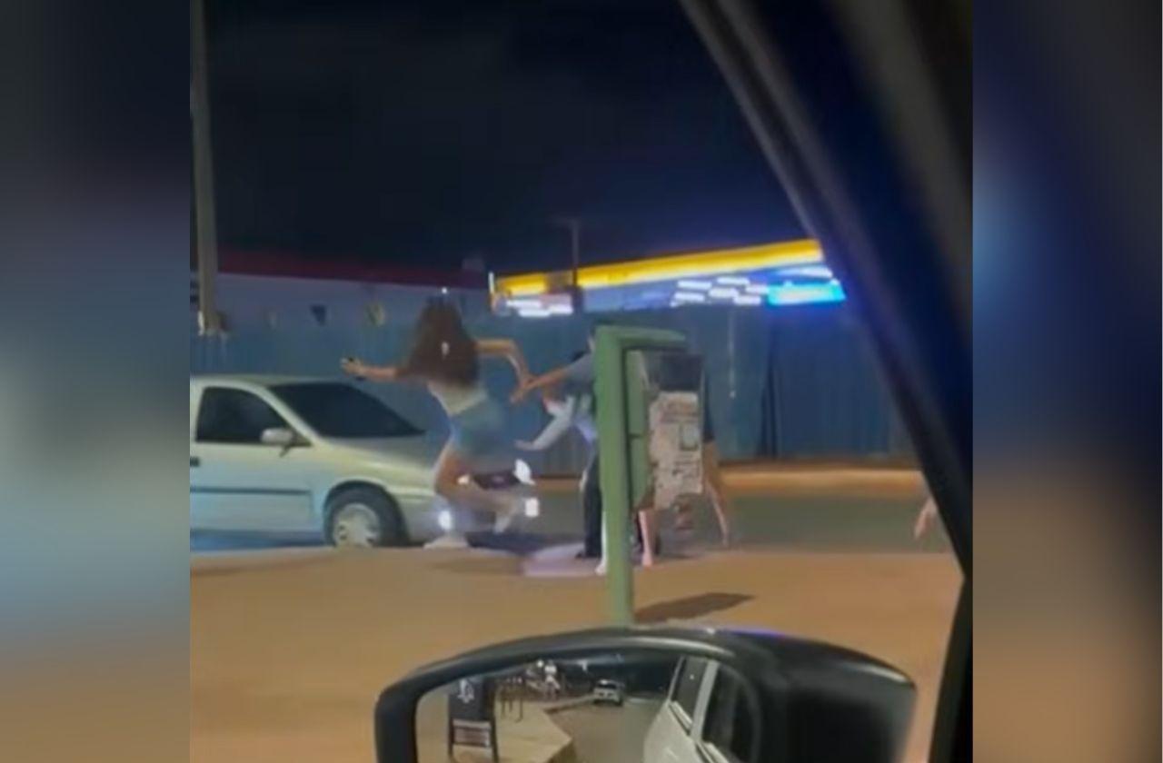 Mulher é atropelada e arrastada após briga de trânsito em Goiás; motorista fugiu