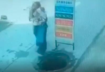 Vídeo: mulher com bebê no colo não vê buraco e cai em bueiro aberto