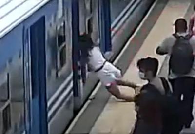 Mulher cai da plataforma com trem em movimento na Argentina