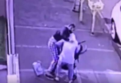 Homem ataca mãe com carrinho e tenta jogar bebê no chão
