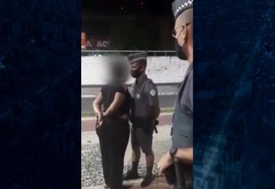 Vídeo: Mulher cospe e agride policiais no litoral paulista