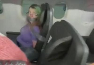 Mulher é amarrada com fita adesiva durante voo nos EUA