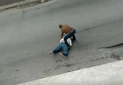 Mulher é esfaqueada em assalto na Av Brasil no RJ