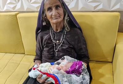 Mulher que diz ter 70 anos dá à luz primeiro filho na Índia