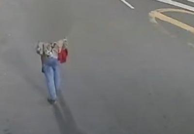 Mulher toma banho após invadir e roubar residência em SP