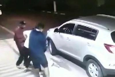 Mulher luta com bandidos para tirar filho pequeno do carro