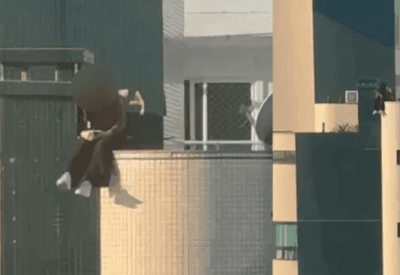 Vídeo mostra jovem sentada em parapeito de prédio em Balneário Camboriú (SC)