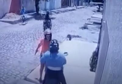 Vídeo: motociclista é atacada por dupla de criminosas