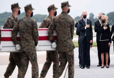 Joe Biden participa de cerimônia com familiares de soldados mortos em Cabul