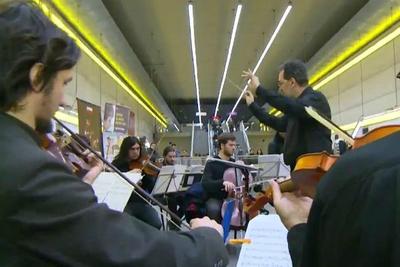 Música clássica encanta passageiros do metrô de Buenos Aires