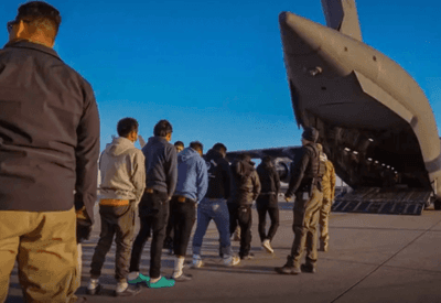 Voo com 127 brasileiros repatriados dos EUA chegam a Fortaleza