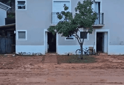 Água e lama invadem condomínio na Grande SP e 4 casas são interditadas; veja vídeo