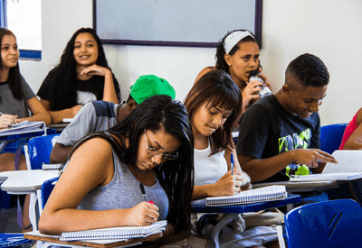 Taxa de abandono escolar no Ensino Médio é quase o dobro entre os jovens negros, diz estudo