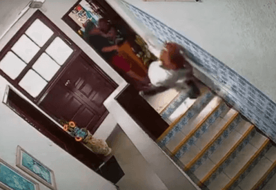 Vídeo: Síndica e filho agridem e empurram idosa em escada de prédio no Rio