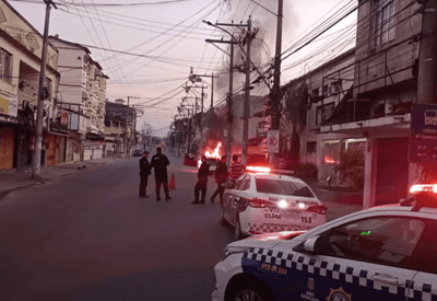 Criminosos incendeiam viatura em frente à delegacia em São Gonçalo (RJ)