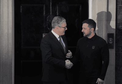 Primeiro-ministro britânico abraça Zelensky e declara apoio à Ucrânia contra a Rússia