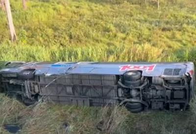 Acidente de ônibus no interior de SP deixa um adolescente morto e uma vítima em estado grave